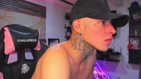 Snapshot of andrees_s chatting on 11/15/25, 02:20 andrees_s online show from 11/15/25, 02:20