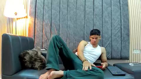 andres_stud online show from 11/22/25, 05:17