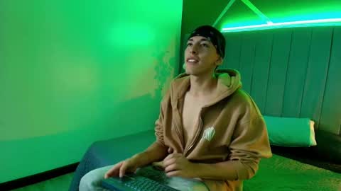 Snapshot of andreuw_wolf chatting on 10/29/25, 02:36 Andreuw Wolf online show from 10/29/25, 02:36