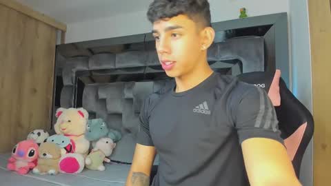 Snapshot of andrew_twink18 chatting on 10/07/25, 01:03 Andrew M. online show from 10/07/25, 01:03