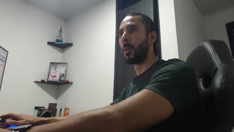 Snapshot of andruwang chatting on 12/18/24, 08:20 Andru online show from 12/18/24, 08:20