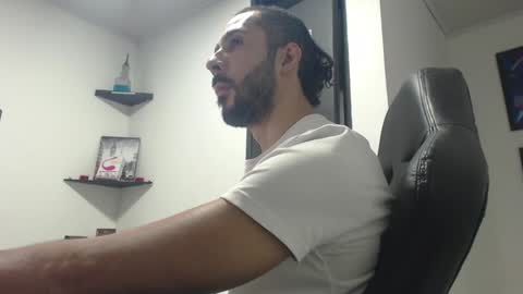 Snapshot of andruwang chatting on 12/19/24, 05:07 Andru online show from 12/19/24, 05:07