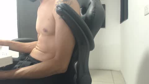 Snapshot of andruwang chatting on 12/31/24, 11:17 Andru online show from 12/31/24, 11:17