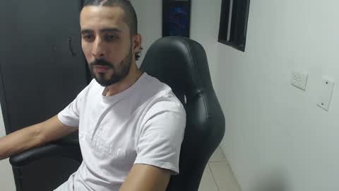 Snapshot of andruwang chatting on 01/15/25, 03:22 Andru online show from 01/15/25, 03:22