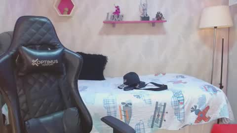 andy_dan1 online show from 02/13/25, 07:21