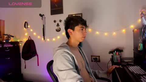andy_guez_11 online show from 12/16/24, 10:08