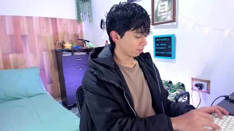 andy_guez_11 online show from 01/21/25, 10:30