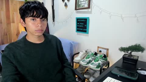 andy_guez_11 online show from 02/04/25, 12:55