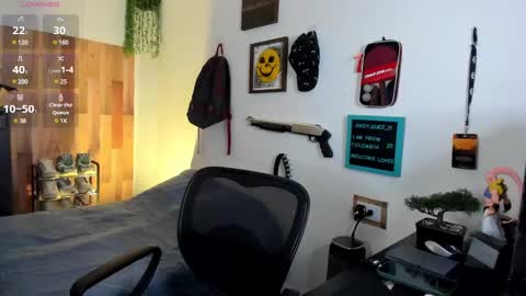 andy_guez_11 online show from 02/14/25, 12:57