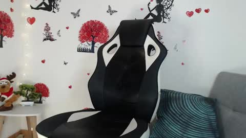 Snapshot of angel_curl chatting on 02/04/25, 04:37 Angel Curl online show from 02/04/25, 04:37