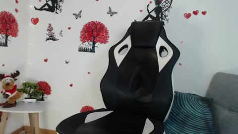 Snapshot of angel_curl chatting on 02/05/25, 01:47 Angel Curl online show from 02/05/25, 01:47