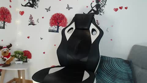 Snapshot of angel_curl chatting on 02/09/25, 01:44 Angel Curl online show from 02/09/25, 01:44