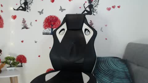 Snapshot of angel_curl chatting on 02/12/25, 04:11 Angel Curl online show from 02/12/25, 04:11