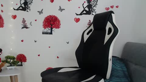 Snapshot of angel_curl chatting on 02/12/25, 07:13 Angel Curl online show from 02/12/25, 07:13