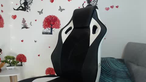 Snapshot of angel_curl chatting on 02/13/25, 02:01 Angel Curl online show from 02/13/25, 02:01