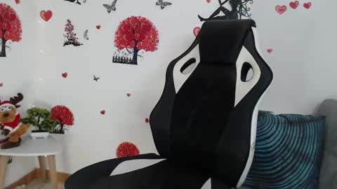 Snapshot of angel_curl chatting on 02/25/25, 06:09 Angel Curl online show from 02/25/25, 06:09