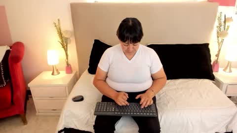 angel_velvet_ online show from 10/24/25, 11:06