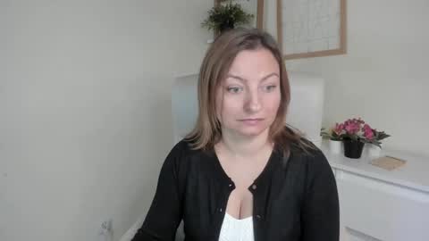 Angela online show from 09/18/25, 05:42