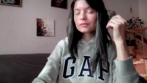 Snapshot of angelika_rouge chatting on 10/17/25, 06:49 Angelika Rouge online show from 10/17/25, 06:49