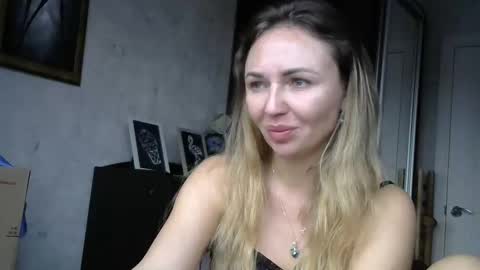 Snapshot of angelinalove28 chatting on 11/23/25, 08:03 angelinalove28 online show from 11/23/25, 08:03