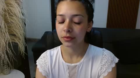 Snapshot of angeline_davies chatting on 03/03/25, 12:05 angeline_davies online show from 03/03/25, 12:05
