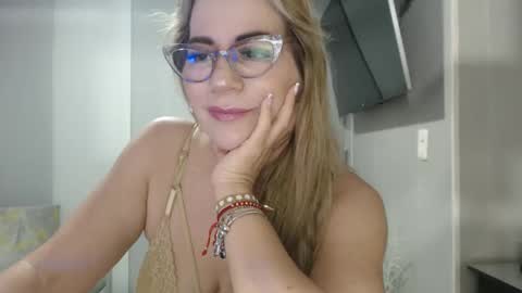 angelinna_12 online show from 10/28/25, 06:06