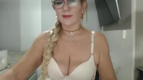 angelinna_12 online show from 11/05/25, 05:07