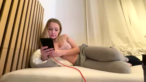 Snapshot of angeloiid chatting on 09/11/25, 07:47 Angeloiid white fakeboobs lingerie skinny norway online show from 09/11/25, 07:47
