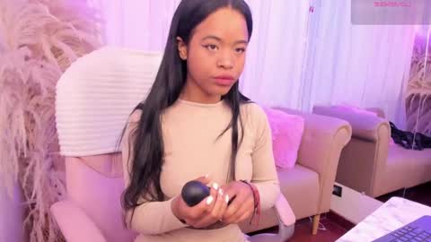 Snapshot of angelsmia_ chatting on 09/25/25, 04:27 MIA available content ask online show from 09/25/25, 04:27