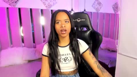 Snapshot of angelsmia_ chatting on 09/27/25, 04:17 MIA available content ask online show from 09/27/25, 04:17