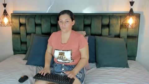 Snapshot of angelswets chatting on 02/09/25, 01:25 ANGIE online show from 02/09/25, 01:25