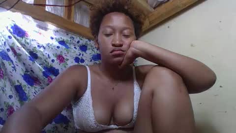 Snapshot of angevannessa chatting on 10/22/25, 07:13 ange online show from 10/22/25, 07:13