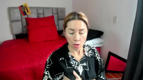 Snapshot of angie_blondie chatting on 02/03/25, 03:38 angie online show from 02/03/25, 03:38