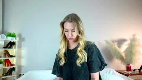 Snapshot of angry_tomato_ chatting on 01/01/25, 12:53 Lera My next stream on November 30 online show from 01/01/25, 12:53