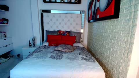 laura  online show from 10/18/25, 04:08