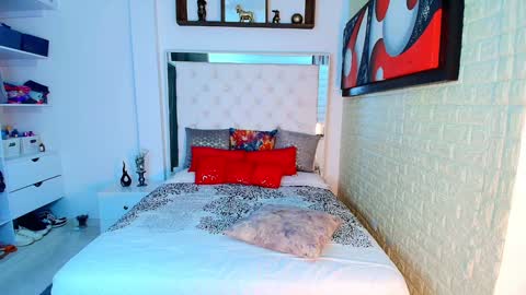 laura  online show from 10/25/25, 12:18