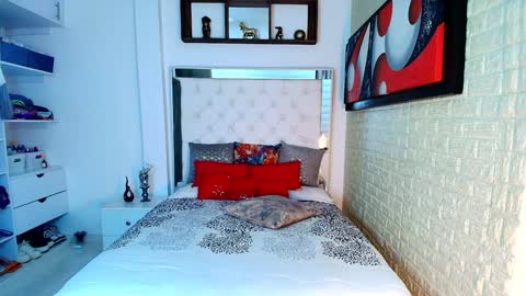 laura  online show from 11/06/25, 07:26