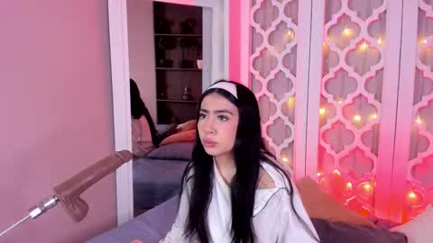 Snapshot of aniie_west chatting on 02/19/25, 12:00 aniie_west online show from 02/19/25, 12:00