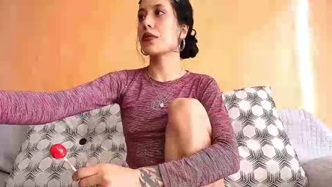 Snapshot of anika_lowen chatting on 11/17/25, 03:40 Anika And Lowen Your Thumbs Up Are Super Important For Us online show from 11/17/25, 03:40