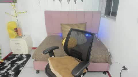 Snapshot of anna_moon18 chatting on 10/15/25, 04:12 ANNA online show from 10/15/25, 04:12