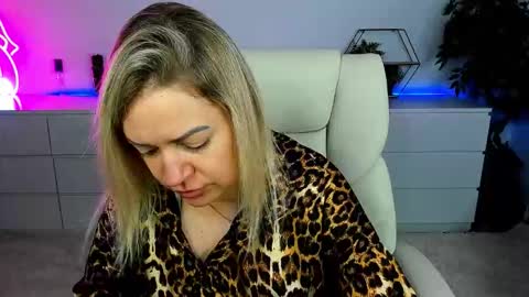 anna_snow9 online show from 10/24/25, 05:48