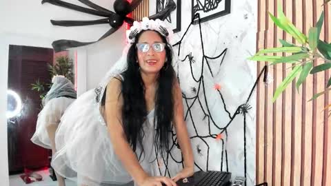 Annaarela online show from 10/31/25, 11:55