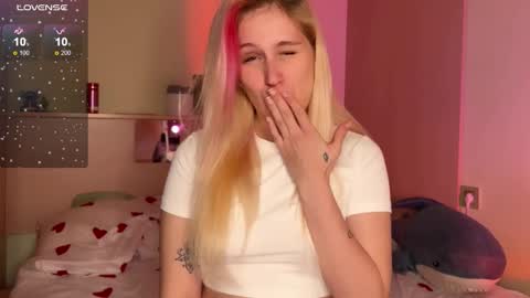 Annabel online show from 10/16/25, 04:19