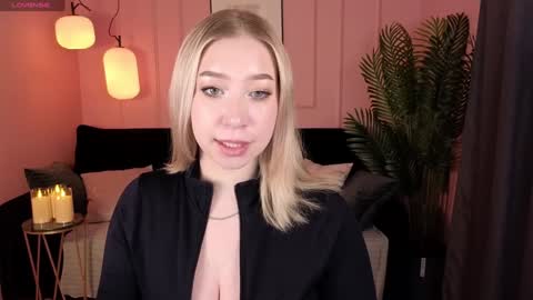 Snapshot of annabelle_art chatting on 12/17/24, 02:00 Annabelle online show from 12/17/24, 02:00