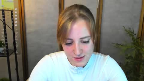 Snapshot of annagrees1 chatting on 10/13/25, 02:44 annagrees1 online show from 10/13/25, 02:44