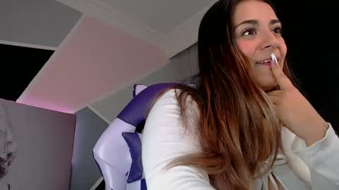 Snapshot of anne_lennon_ chatting on 01/04/25, 06:19 Anne  online show from 01/04/25, 06:19