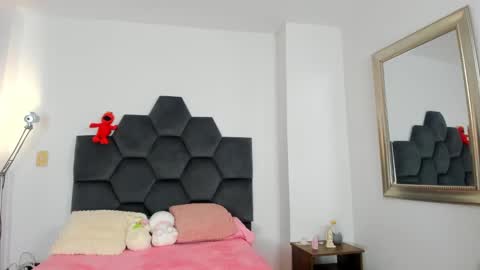 Snapshot of annie_dreams69 chatting on 12/27/24, 07:03 Annie online show from 12/27/24, 07:03