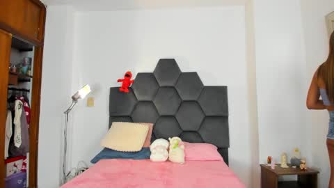 Snapshot of annie_dreams69 chatting on 02/02/25, 01:34 Annie online show from 02/02/25, 01:34