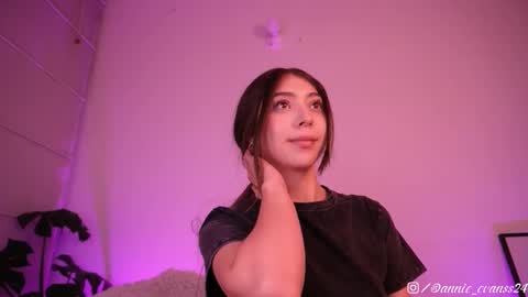 Snapshot of annie_evans24 chatting on 02/27/25, 05:02 Annie Evans online show from 02/27/25, 05:02