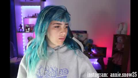 Snapshot of annie_snow_ chatting on 12/13/24, 10:55 JEANNE no olvides seguirme dont forget follow me uu online show from 12/13/24, 10:55